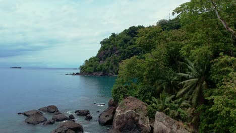 Luftaufnahme-Des-Spektakulären-Küstenwaldes-Auf-Der-Insel-São-Tomé-Und-Principe