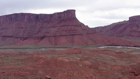 Luftaufnahme,-Drohnenflug-Rückwärts,-Aufnahme-Von-Unten-Nach-Oben,-Majestätische-Kuppen-Des-Monuments-Des-Red-Rocks-Canyon-Im-Tal-Von-Utah