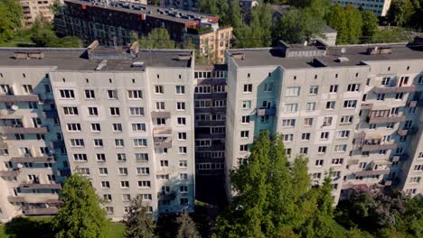 Inclinarse-Hacia-Abajo-En-Un-épico-Apartamento-Residencial-Prefabricado-De-Hormigón-Del-Gueto-Soviético-De-La-época-Soviética