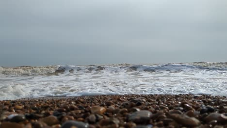 Wellen-Rauschen-In-Zeitlupe-Auf-Die-Kamera-Am-Strand-Von-Brighton-Zu