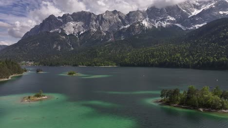 Panoramablick-Aus-Der-Luft-Auf-Den-Berühmten-Eibsee-Am-Fuße-Der-Zugspitze,-Dem-Höchsten-Gipfel-Deutschlands