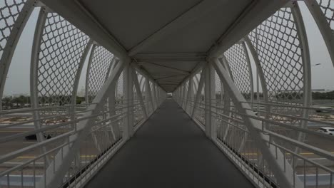 Puente-Peatonal-Frente-A-La-Gran-Mezquita-Sheikh-Zayed-En-Abu-Dhabi,-Emiratos-Árabes-Unidos