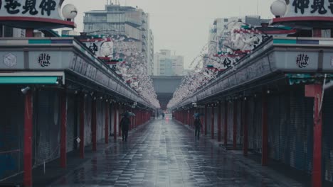 Nakamise-dori-Street-On-A-Rainy-Day-In-Asakusa,-Tokyo,-Japan---Wide-Shot