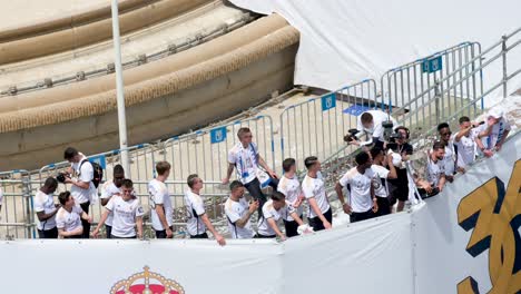 Spieler-Und-Mannschaft-Von-Real-Madrid-Feiern-Die-36.-La-Liga-Meisterschaft-Auf-Dem-Cibeles-Platz-In-Madrid,-Spanien