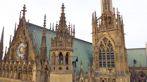 Metz-Kathedrale-Von-Saint-Stephen-In-Frankreich,-Gotische-Architektur-Glockenturm-Und-Uhr,-Luftaufnahme