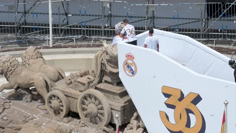 El-Capitán-Del-Real-Madrid,-Nacho-Fernández,-Adorna-La-Fuente-De-Cibeles-En-La-Plaza-De-Cibeles-Celebrando-El-36º-Título-De-La-Liga-Española-De-Fútbol.