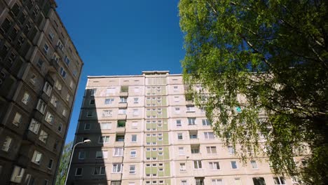 Schweben-Durch-Hochhaus-Baltisch-russischen-Vorort-Getto-Im-Frühling