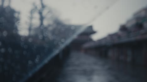 Empty-Nakamise-dori-Street-During-Rainy-Day-In-Asakusa,-Tokyo,-Japan---Rack-Focus