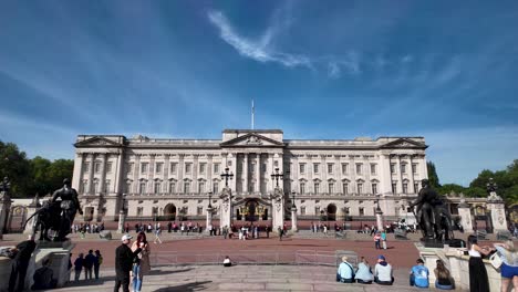 Tourists-Gathered-in-Front-of-Buckingham-Palace-in-London,-United-Kingdom---Wide-Shot