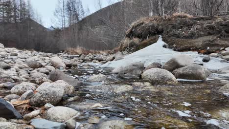 El-Vídeo-Muestra-Un-Arroyo-De-Montaña-Que-Fluye-Entre-Grandes-Rocas-En-Un-Bosque-Invernal.