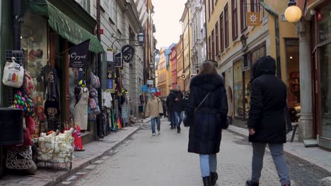 Gente-En-Una-Acogedora-Calle-Estrecha-En-El-Casco-Antiguo-De-Estocolmo,-Vista-Estática