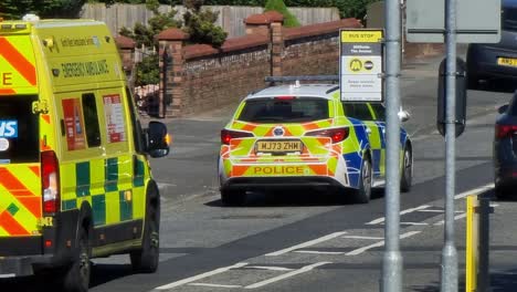 Polizeiauto-Und-Rettungssanitäter-Krankenwagen-Bei-Einem-Verkehrsunfall-In-Einem-Britischen-Viertel
