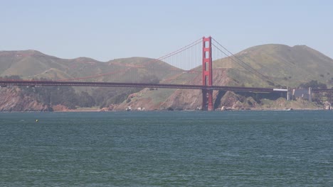 Puente-Golden-Gate-Cruzando-La-Bahía-Desde-La-Playa-Golden-Gate-En-Un-Día-Soleado-En-San-Francisco,-California,-EE.UU.