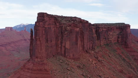 Drone-flies-around-the-tower-mountain-of-Butte,-Utah,-United-states-and-captures-red-stone-land-and-beautiful-tower