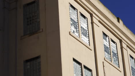 Alcatraz-Prison-Cellhouse-Exterior-on-Sunny-Day,-Close-Up-Pan,-California-USA