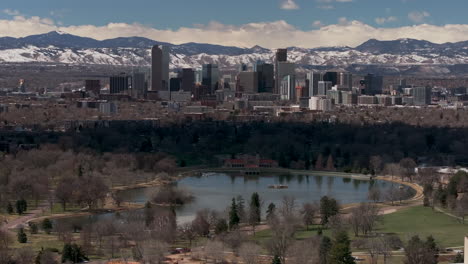 Stadt-Waschen-Park-Innenstadt-Denver-Colorado-Frühling-Montieren-Blau-Himmel-Evans-Luftdrohne-Usa-Front-Range-Rocky-Mountains-Vorgebirge-Wolkenkratzer-Gegend-Ferril-See-Tagsüber-Sonnig-Wolke-Schatten-Kreis-Links-