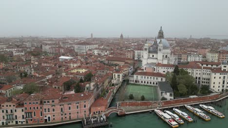 Campo-De-Fútbol-Del-Centro-De-Venecia-Italia-A-Lo-Largo-Del-Canal-En-Un-Día-Brumoso