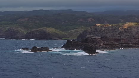 Costa-Escarpada-De-La-Costa-Noroeste-De-Maui-Con-Olas-Y-Acantilados-Espectaculares