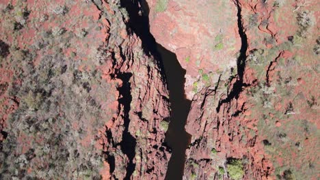 Vista-Aérea-De-Drones-Sobre-El-Desfiladero-De-Joffre-En-El-Parque-Nacional-Karijini,-Revelando-Tierras-áridas