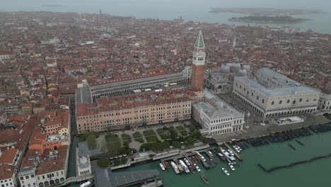 Vista-Giratoria-Aérea-Del-Centro-De-Venecia-Italia-En-Un-Día-Brumoso