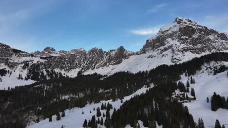 Drohne-Nähert-Sich-Dem-Berg-Fronalpstock-In-Glarus-Nord,-Schweiz