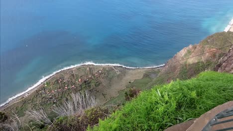 Meer-Aus-Der-Vogelperspektive-Von-Der-Spitze-Einer-Klippe-Gezeigt