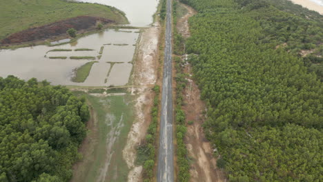 Paseo-En-Grupo-De-Motos-Por-Una-Carretera-Recta-En-Cámara-Lenta-De-Lang-Co-Vietnam