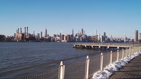 Blick-Auf-Das-Empire-State-Building-Und-Midtown-Manhattan-Von-Williamsburg