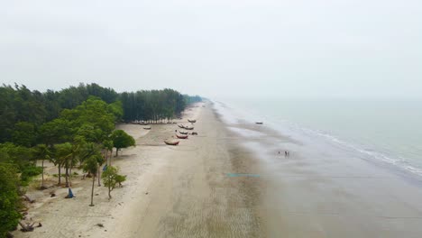Hölzerne-Fischerboote-Wald-Indischer-Ozean-Meer-Strand-Bangladesch-Küste-Natur