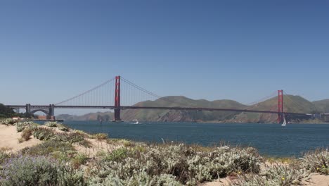 Puente-Golden-Gate-A-Lo-Largo-De-La-Playa-Crissy-Field-Con-Cielos-Azules-Sobre-El-área-De-La-Bahía,-San-Francisco,-California,-EE.UU.