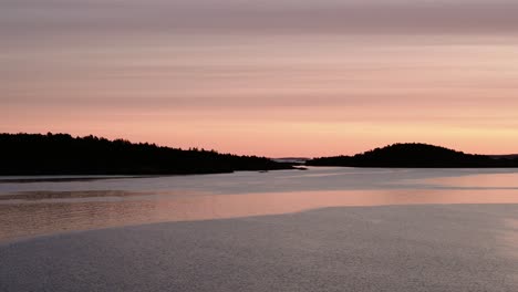 Rosafarbener-Sonnenaufgang-Zwischen-Den-Schwedischen-Inseln