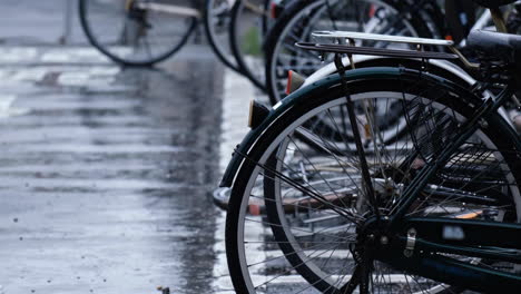 Cerrar-Bicicletas-En-El-Estacionamiento-En-Japón-En-Un-Día-Lluvioso