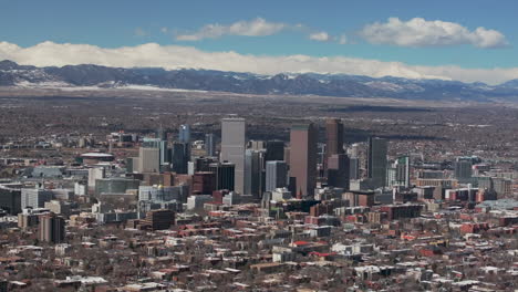 Stadtpark-Denver-Colorado-Bügeleisen-Felsbrocken-Luftdrohne-USA-Front-Range-Bergausläufer-Landschaft-Der-Innenstadt-Wolkenkratzer-Wash-Park-Ferril-See-Sonnig-Wolken-Nachbarschaft-Autos-Kreisverkehr-Links