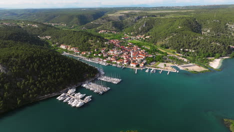 Skradin-Marina-An-Der-Krka-Flussmündung-In-Der-Nähe-Des-Krka-Nationalparks-In-Kroatien