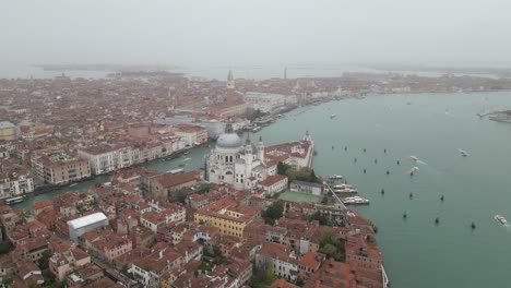 Venice-Italy-boats-bustle-on-water-on-foggy-day