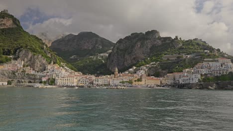 Acercándose-A-La-Ciudad-De-Amalfi-En-Ferry,-Amalfi-Es-Una-Hermosa-Ciudad-De-La-Costa-De-Amalfi,-Vista-Más-Cercana