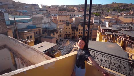 Turista-Asiática-Mirando-La-Curtiduría-Chouara-Medina-En-Fez,-Marruecos