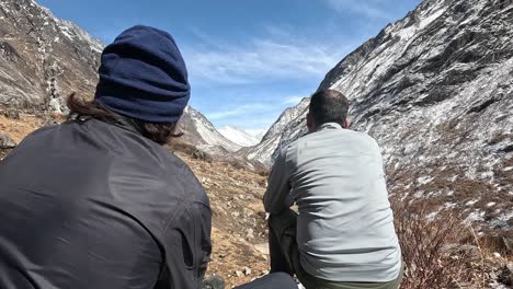 Excursionistas-Nepaleses-Mirando-A-Lo-Lejos-El-Vasto-Valle-De-Langtang