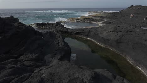 Costa-Rocosa-Con-Pozas-De-Marea-En-Mosteiros,-Azores,-Sao-Miguel,-Que-Captura-La-Belleza-Escarpada-De-Las-Rocas-Volcánicas-Y-El-Océano-Atlántico.