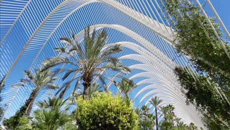 Ein-Tropisch-mediterran-Anmutender-Park-Mit-Moderner-Architektur-In-Einer-Spanischen-Stadt