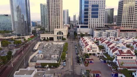 Park-Row-Eigentumswohnungskomplex-In-Der-Innenstadt-Von-San-Diego,-Luftaufnahme-Per-Drohne