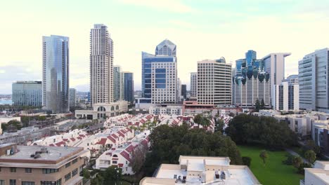 Park-Row-Eigentumswohnungskomplex-Mit-San-Diego-Skyline-Und-Bucht-Im-Hintergrund,-Luftbild