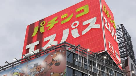 Pachinko-Entertainment-Game-Canter-Neon-Sign,-Tokyo-Japan