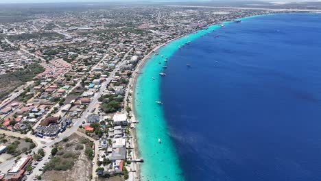 Skyline-Von-Bonaire-Am-Kradendijk-In-Bonaire,-Niederländische-Antillen