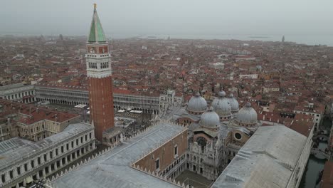 Antena-Del-Centro-De-Venecia-Italia-En-Un-Día-Brumoso