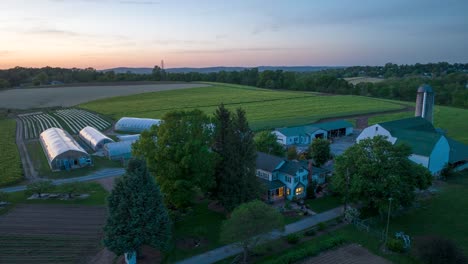 Amish-Farm-In-Lancaster-County-Bei-Sonnenuntergang