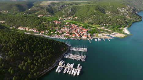 Aci-Marina-Skradin-Amarres-En-La-Desembocadura-Del-Río-Krka-Y-El-Paisaje-Urbano-De-Skradin-En-Croacia