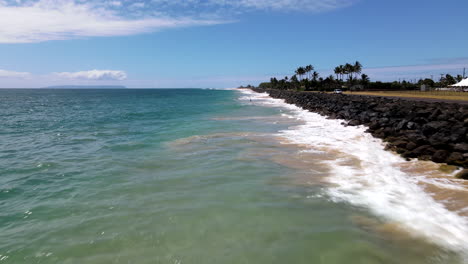Schneller-Luftsprint-über-Wellen,-Die-Gegen-Felsen-An-Der-Südküste-Von-Kauai-Krachen