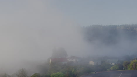 Grandes-Nubes-De-Vapor-Geotérmico-Se-Elevan-En-El-Aire-En-Rotorua,-Nueva-Zelanda.