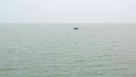 Vista-Aislada-De-Un-Barco-Pesquero-Que-Viaja-Sobre-El-Océano-Índico-En-La-Bahía-De-Bengala.